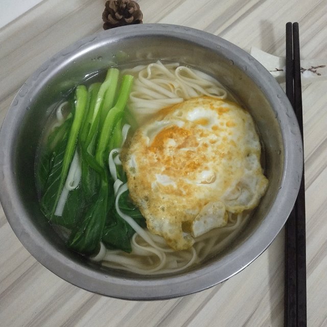 简单快捷的荷包蛋青菜汤面,营养也不错哦!