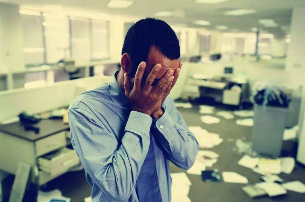 公司说遇困难2年发不了工资,跟公司渡过难关5倍返还,你愿意吗?