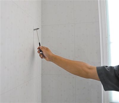 装修工人贴完瓷砖还做这一步,我火冒三丈,问完我给他加200块