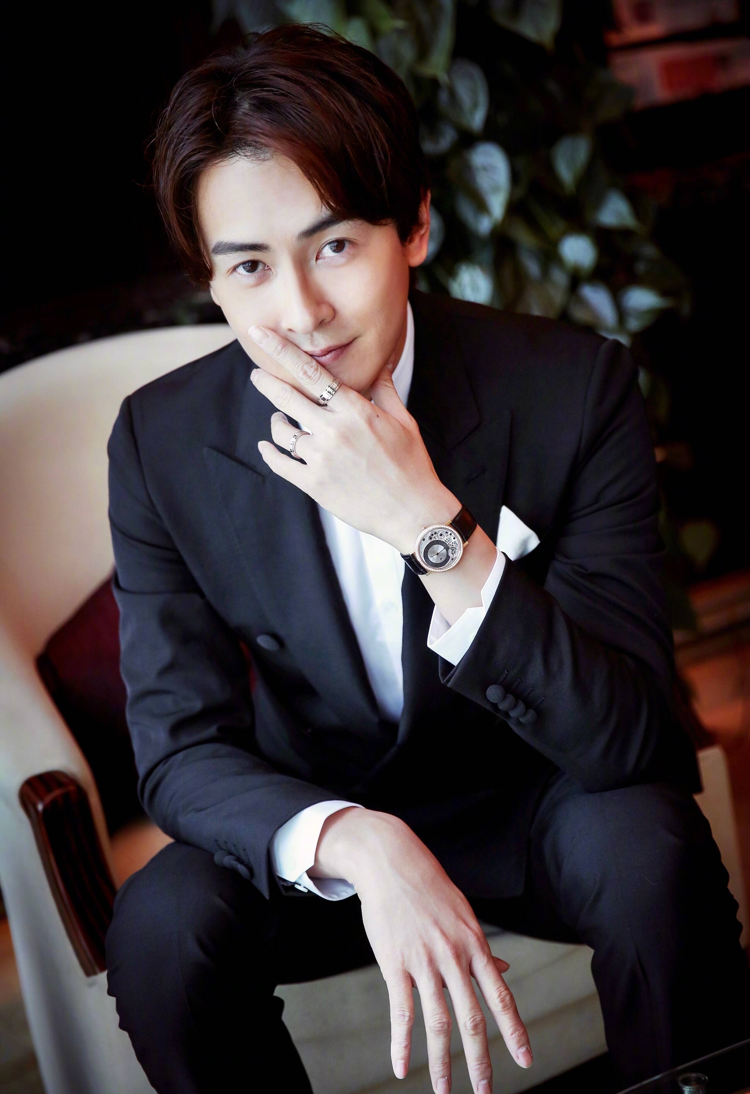 不管是戏里还是戏外,郑元畅都算是人生赢家,生活中