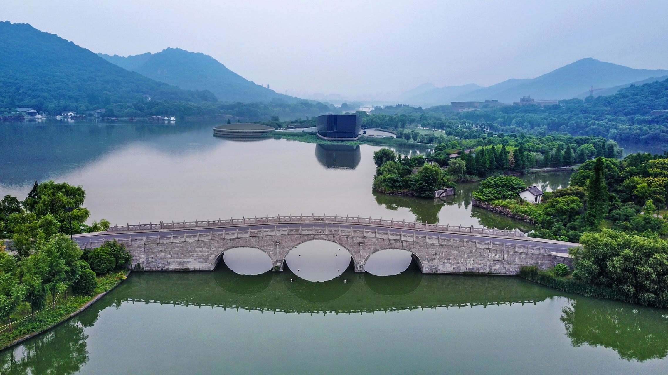 据了解,杭州将加大公办初中名校集团化实施力度,积极