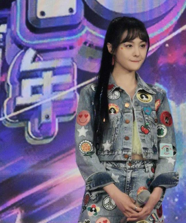 郑爽穿校服再现"楚雨荨",和张翰隔空同框,满满的回忆杀!