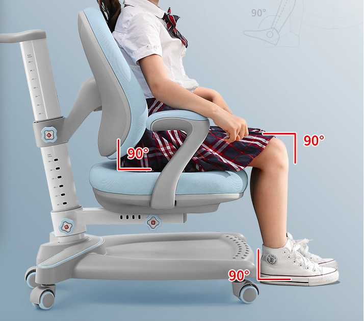 长期的坐姿不正,导致孩子小小年纪就出现了脊柱侧弯,不仅造成了