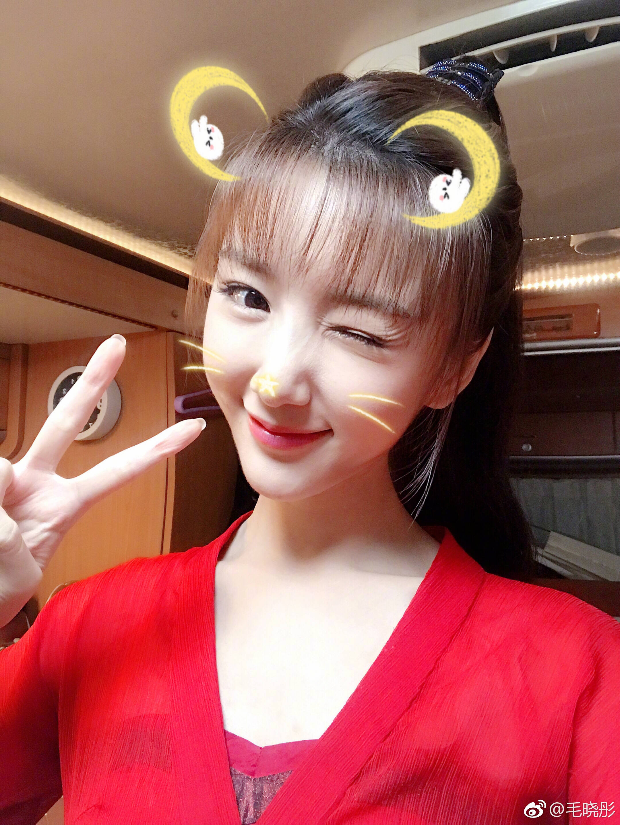 毛晓彤晒出"自拍和他拍",网友:还是瞒不住了?