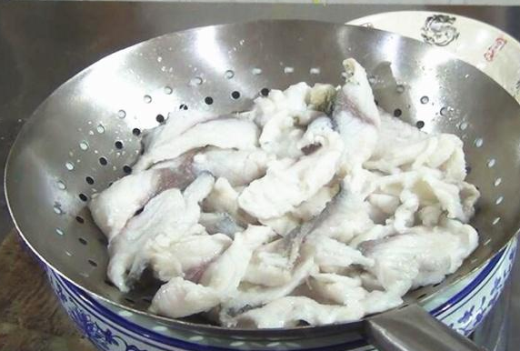 3,上浆要用生粉加蛋清,顺着一个方向搅拌,生粉糊要浓稠一些,太薄鱼片