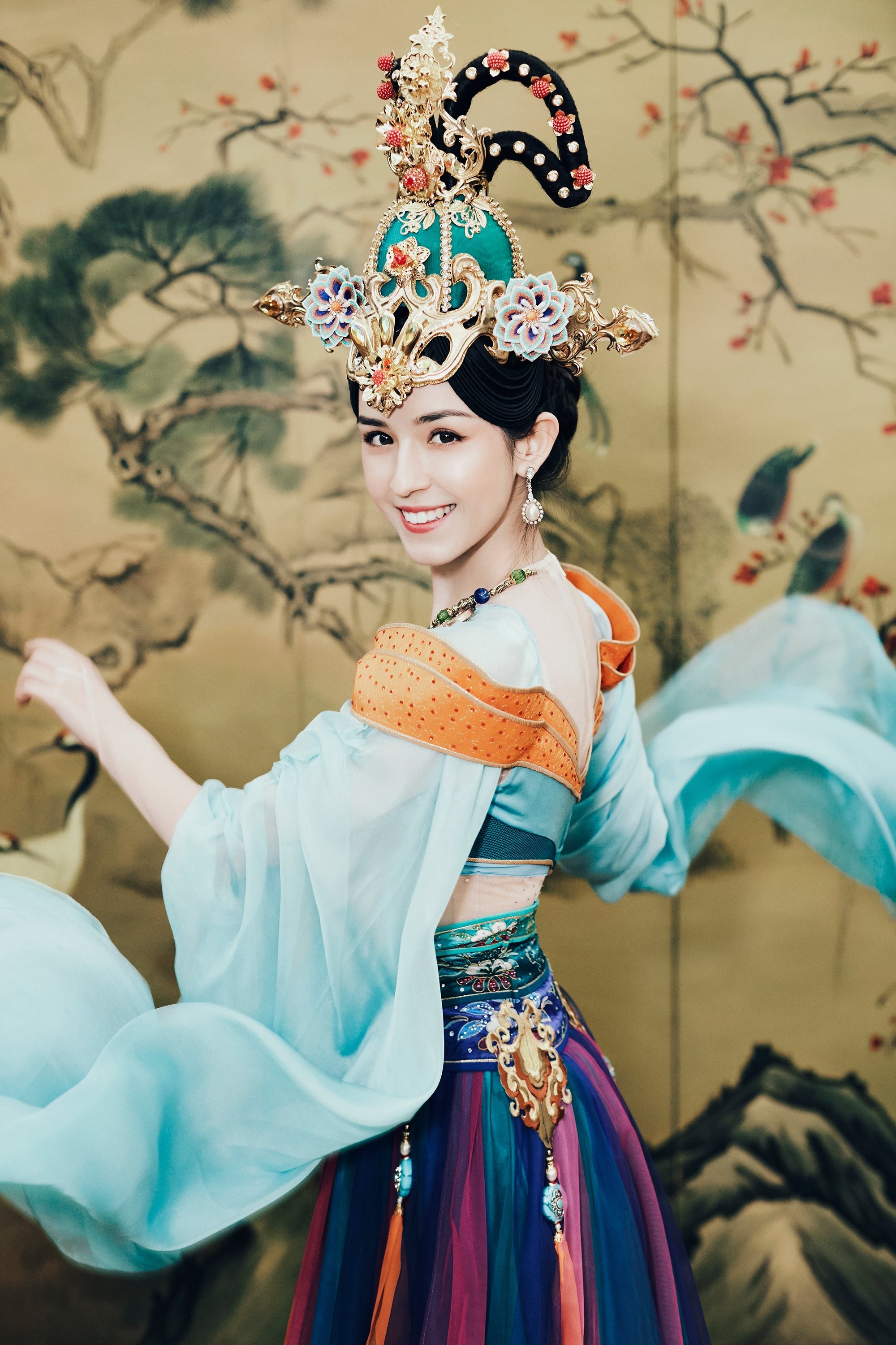 美不胜收!哈妮克孜登湖南卫视春晚《飞乐丝路》再现敦煌经典