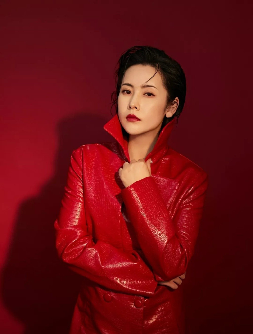 1996年参加第一部电视剧《秦家风波》,饰演秦宁宁;1997年在《新乱世