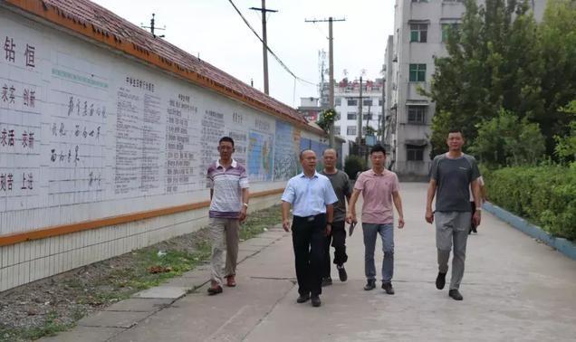 明港镇综合执法局局长鲁浩检查学校创建文明城市工作