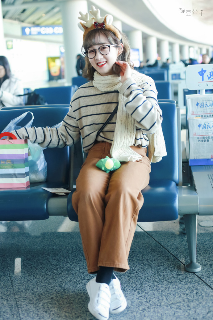李子璇戴眼镜穿条纹毛衣现身机场,皮肤白皙笑容灿烂甜美可爱
