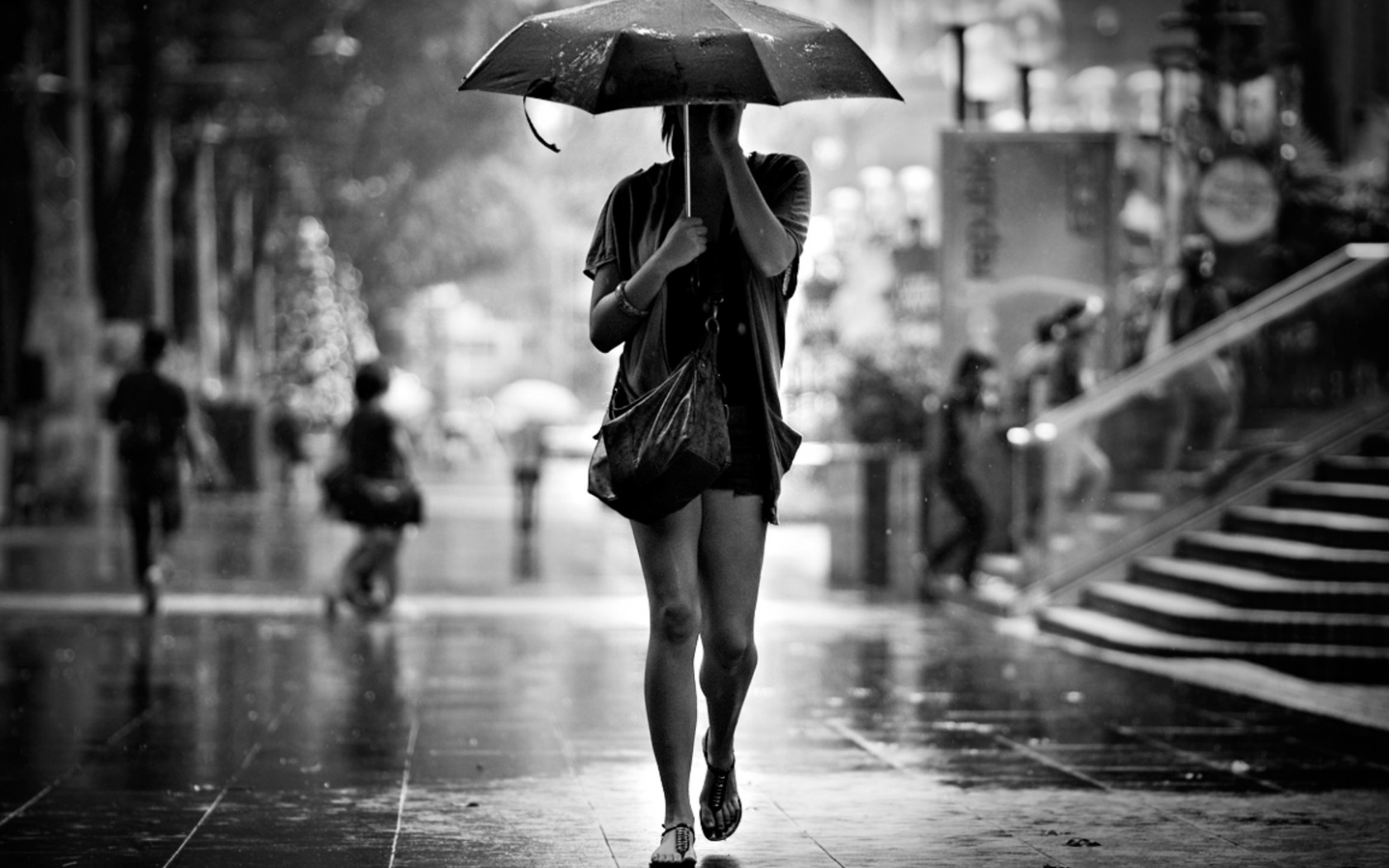 雨中漫步背影伤感图片