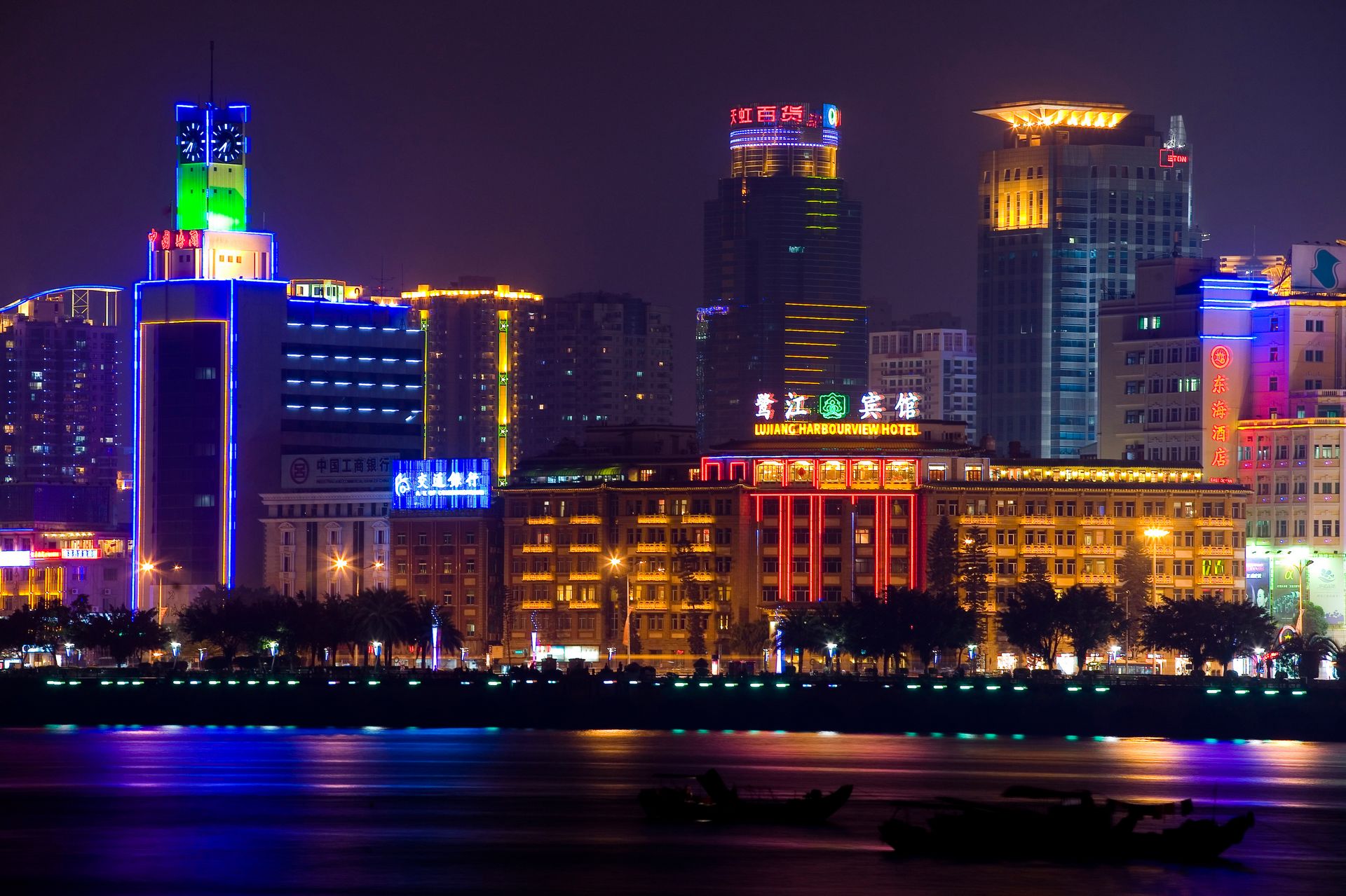 漂亮的城市夜景,灯火辉煌,霓虹闪烁