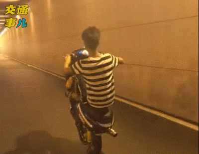 超载,无证驾驶,不戴头盔!鬼火少年们凌晨酒后骑摩托被撞飞!