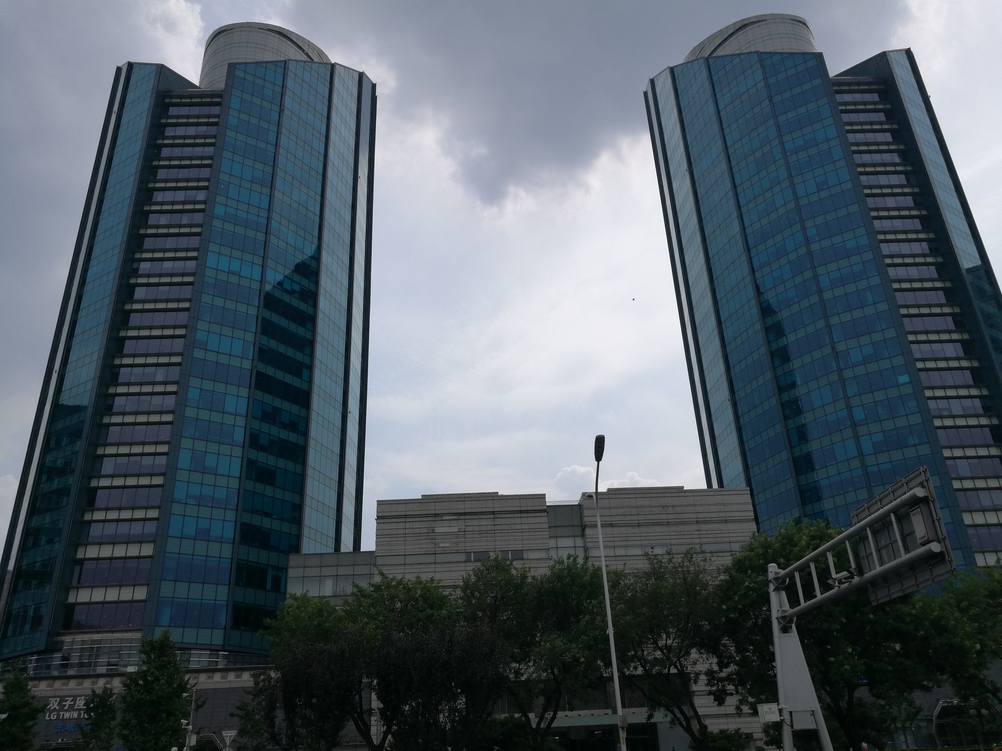北京建外大街的城市天际线:摩天大楼很壮观,但是略微显得压抑