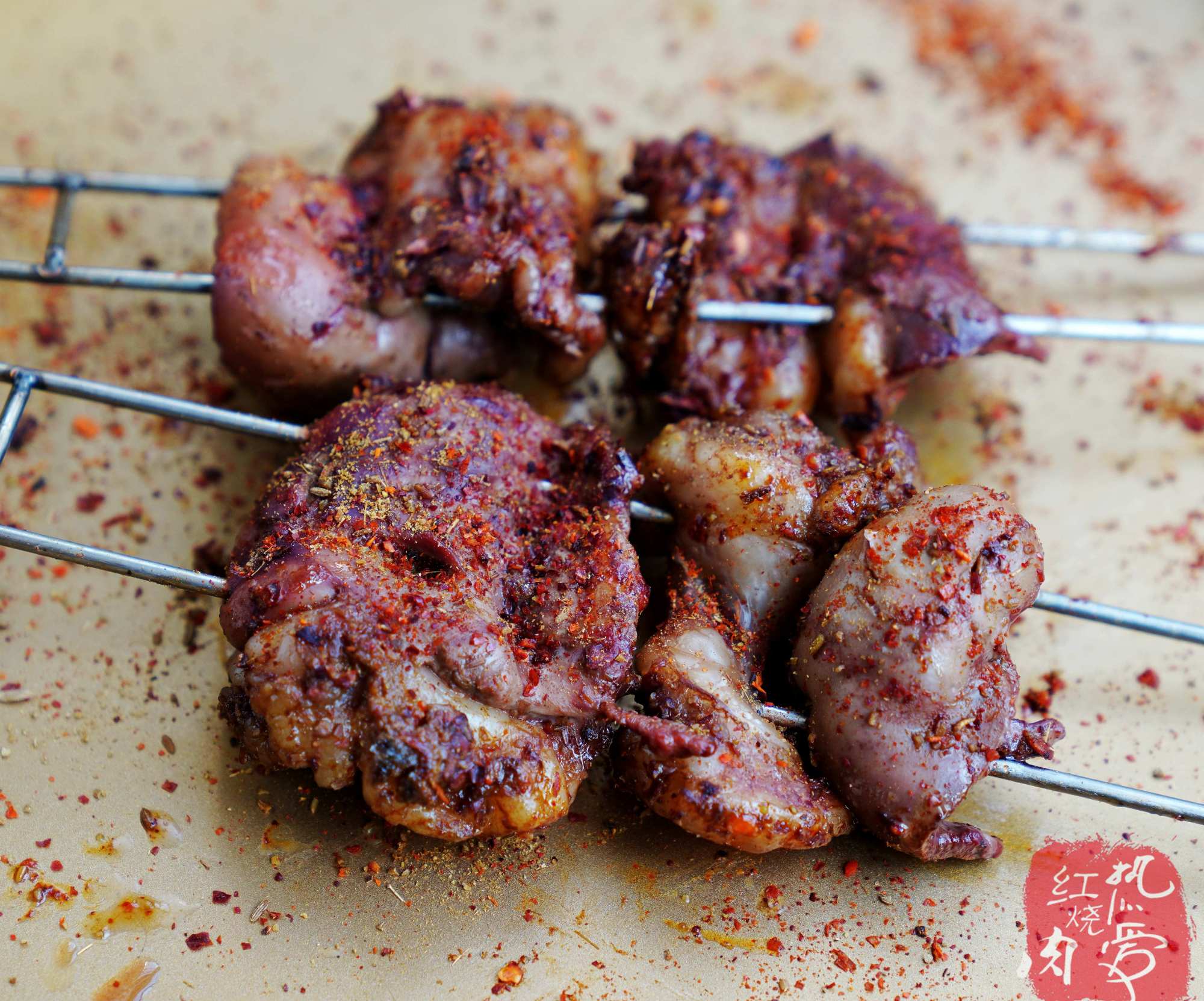 花60元买了六个羊腰子,放在炭火上烤一烤,肥得流油简直太解馋了