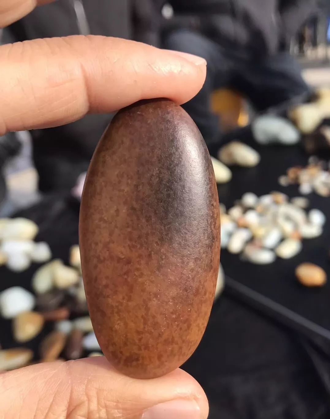 这块和田玉干干巴巴,麻麻赖赖,一点都不圆润,盘它!