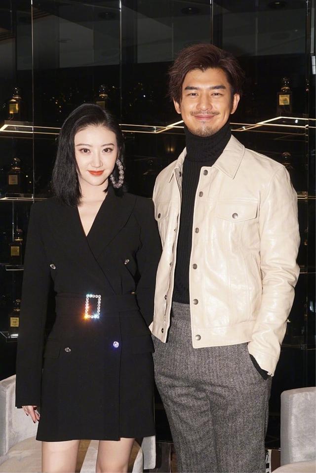 景甜陈柏霖现身机场,cp感穿搭好吸睛,网友:张继科不吃醋?