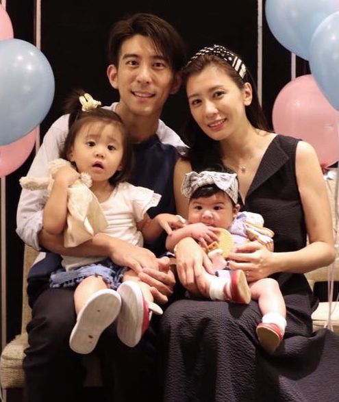 贾静雯公布婚纱照,带着3个娃补婚礼,张馨予的评论很暖心