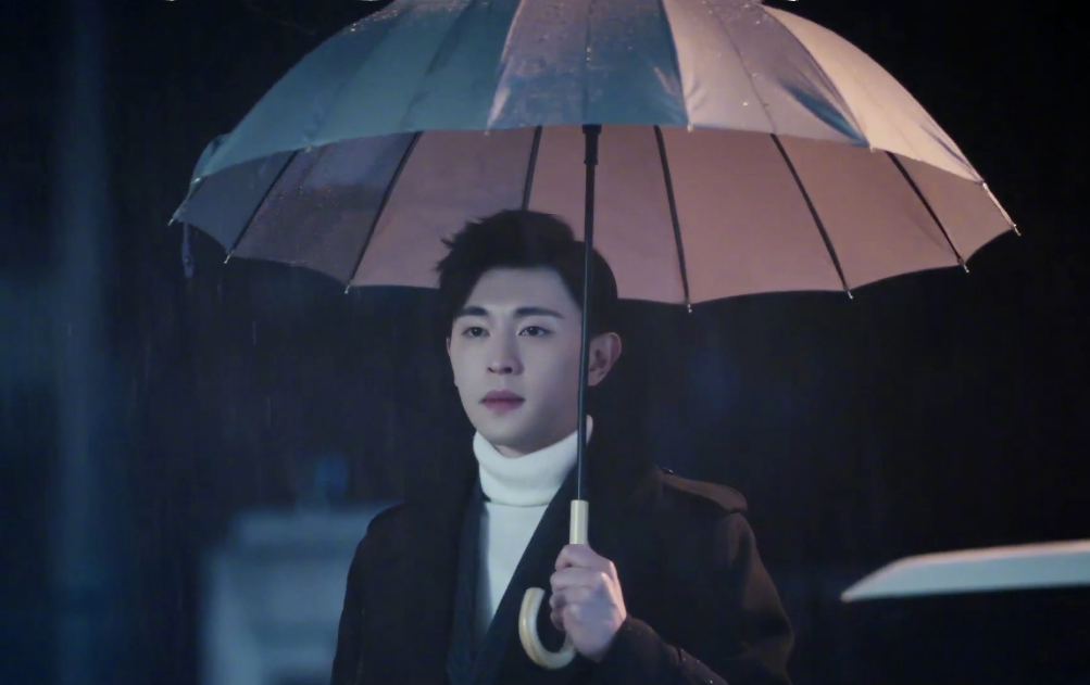 杨洋撑伞给80分,邓伦撑伞给90分,而他撑伞给100分都不够!