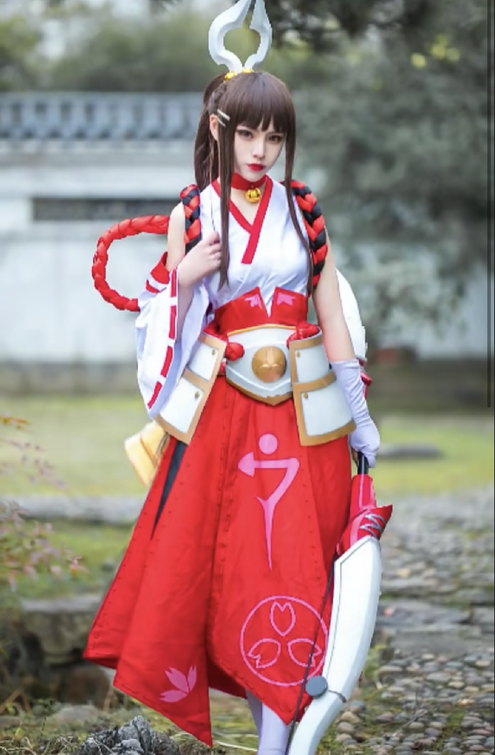 王者荣耀:冷艳少女cos伽罗,巫女的气质很孤独寂寞,感觉惹不起