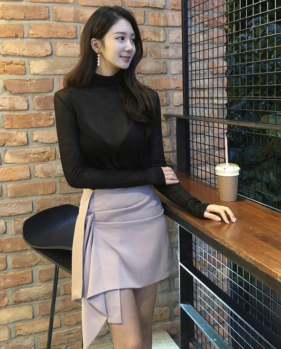 半身裙:身材苗条的女生,稍微塑身一点,就能展现玲珑身材