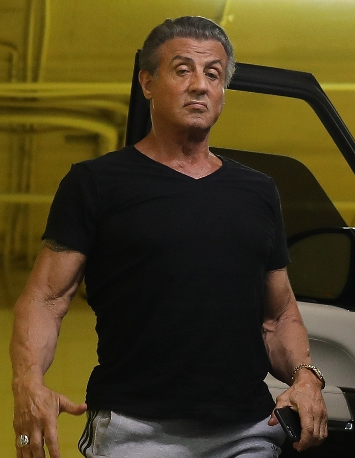 71岁史泰龙肌肉线条依旧健美,现身车库挥手似大哥大