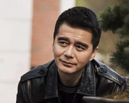 许亚军儿子帅翻了,17岁许何帅气不输小鲜肉,完美遗传父母好基因