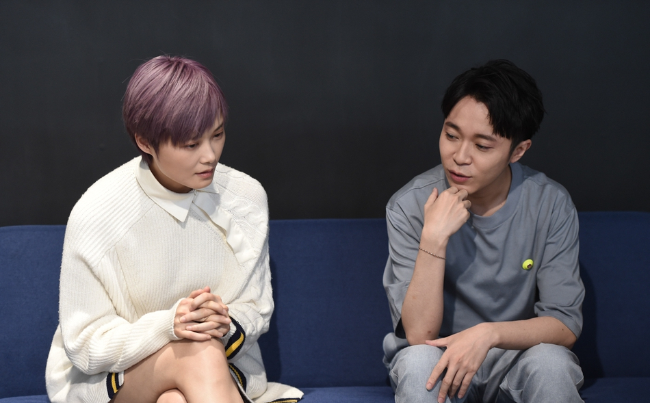 近日,李宇春吴青峰合作了新歌《作为怪物》,李宇春表示,"把歌词给吴