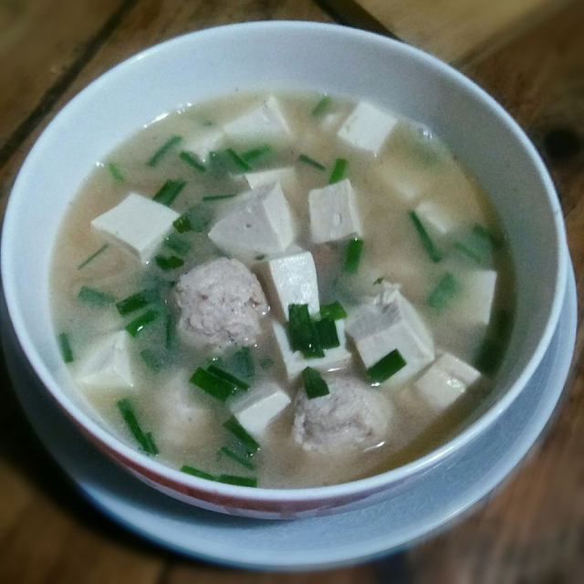 用鸡肉丸和嫩豆腐来做汤,鲜美还不油腻,鸡肉味香浓,家人都很喜欢呢