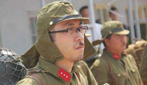 抗战时日军帽子上两块布真的是累赘?士兵用它来救命