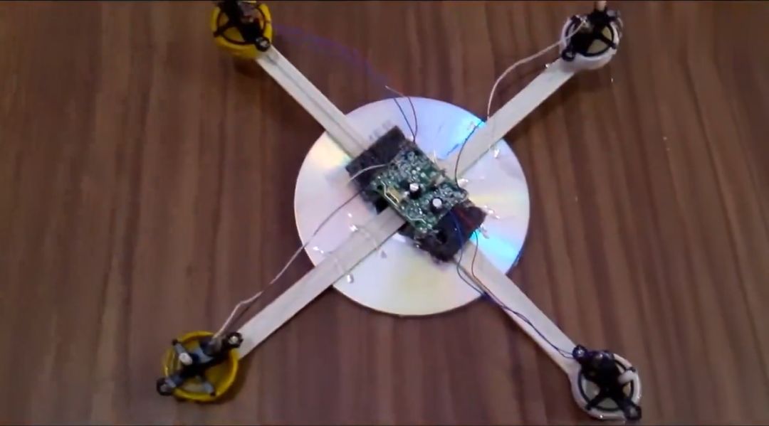 教你用光盘diy组装一架四轴飞行器!