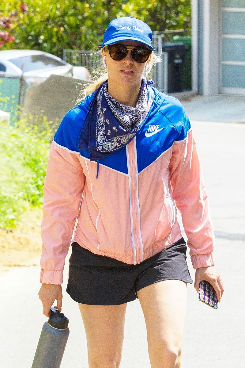 贝丝·比厄街拍:nike拼色运动夹克 运动短裤 清新运动风