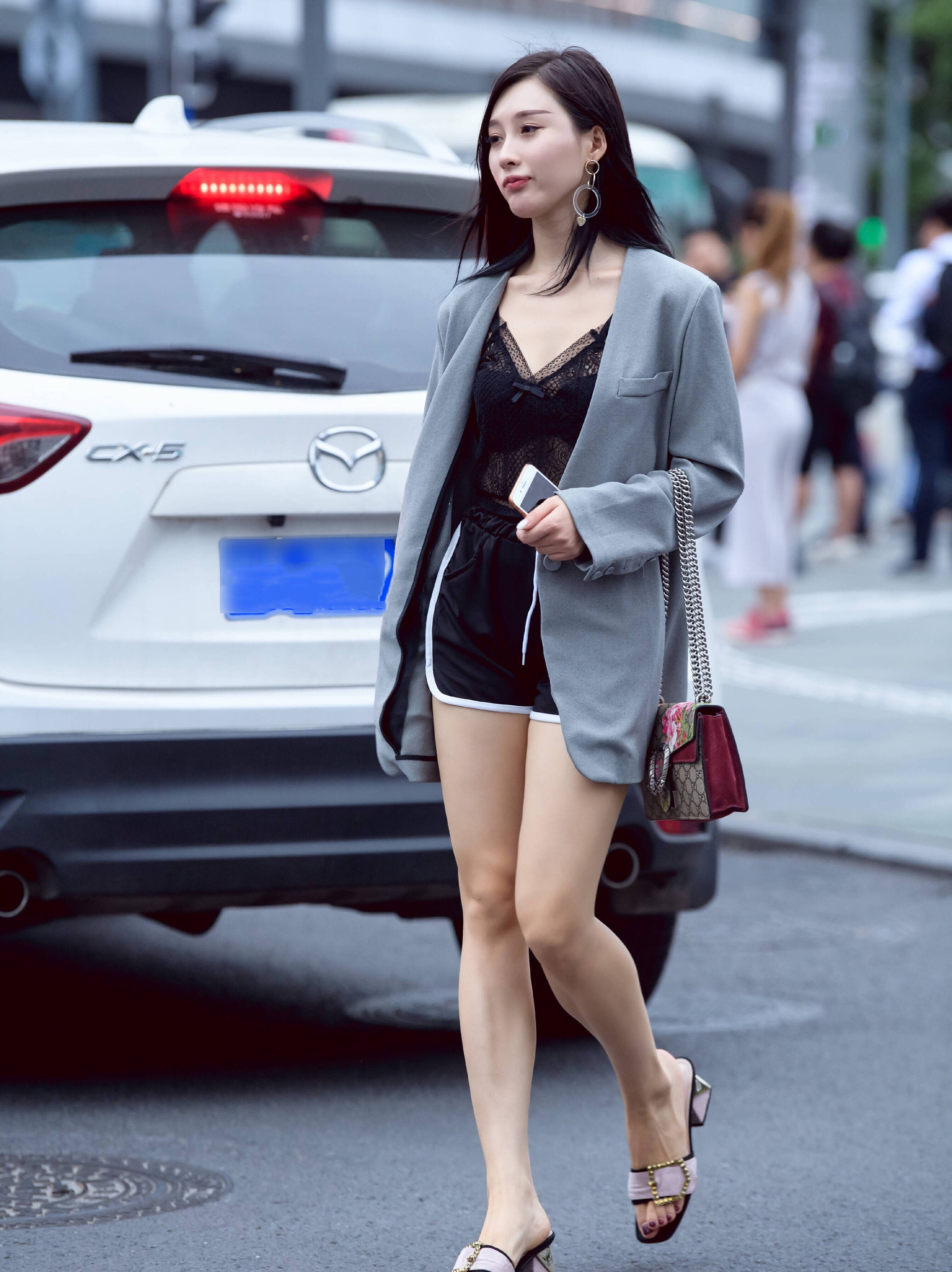 重庆街上的女子:貌美如花,皮肤白皙,身材苗条