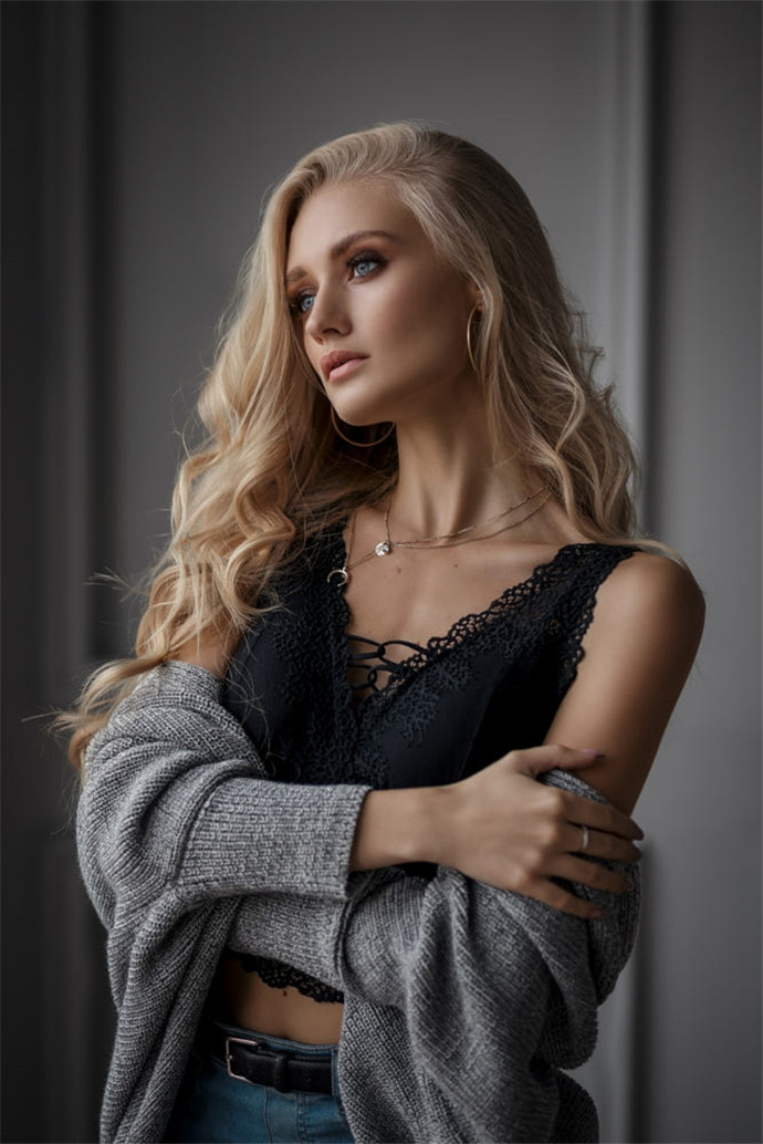 一个女孩名叫lena,爱上俄罗斯