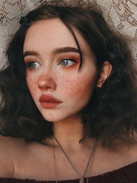 李沁夏天不"防晒"? 晒伤妆还挺好看