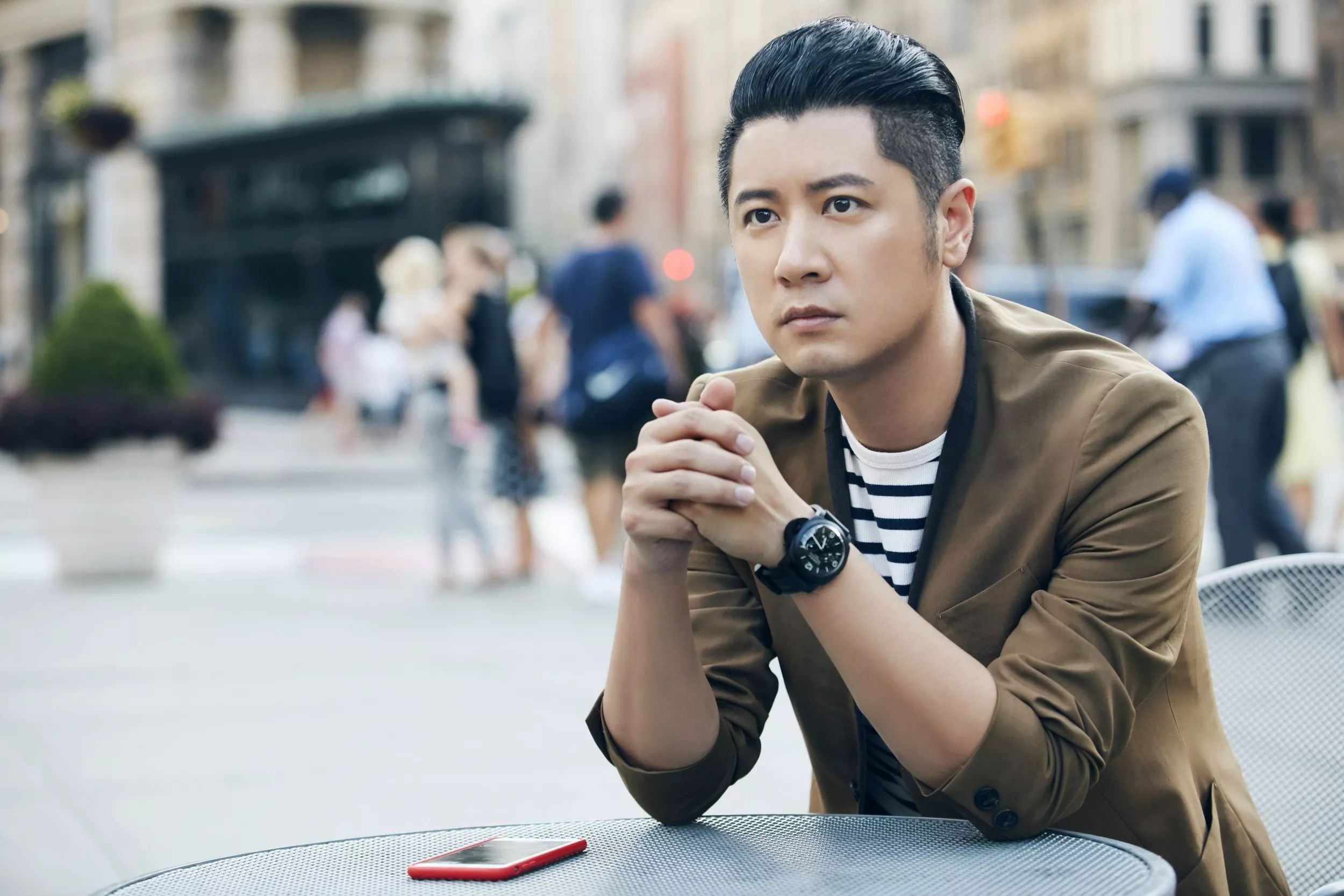 他的演艺事业历经坎坷,却凭借对演员职业的热爱,倍受人们喜爱