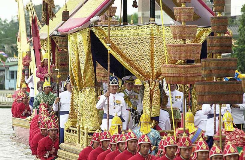 拉玛十世坐16人抬的"黄金圣轿"出行霸气十足,臣民甘愿跪在两边