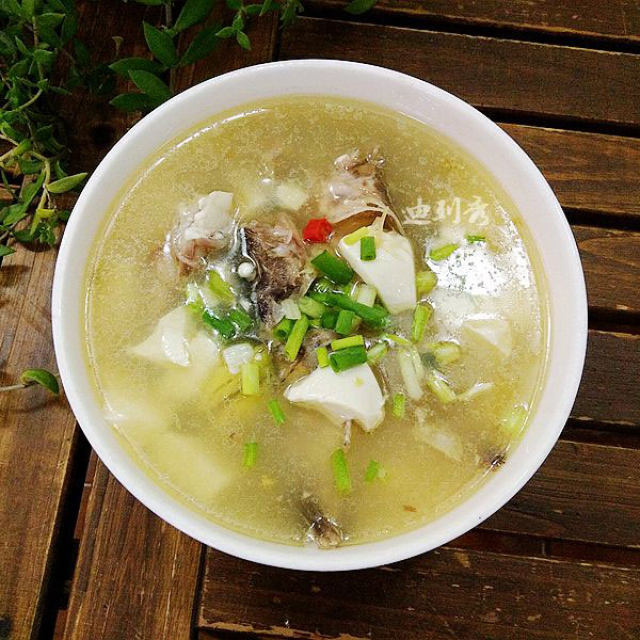 斧虎头鱼豆腐汤,熬鱼汤其实很简单,只需要一些家常的调料就能熬的特别