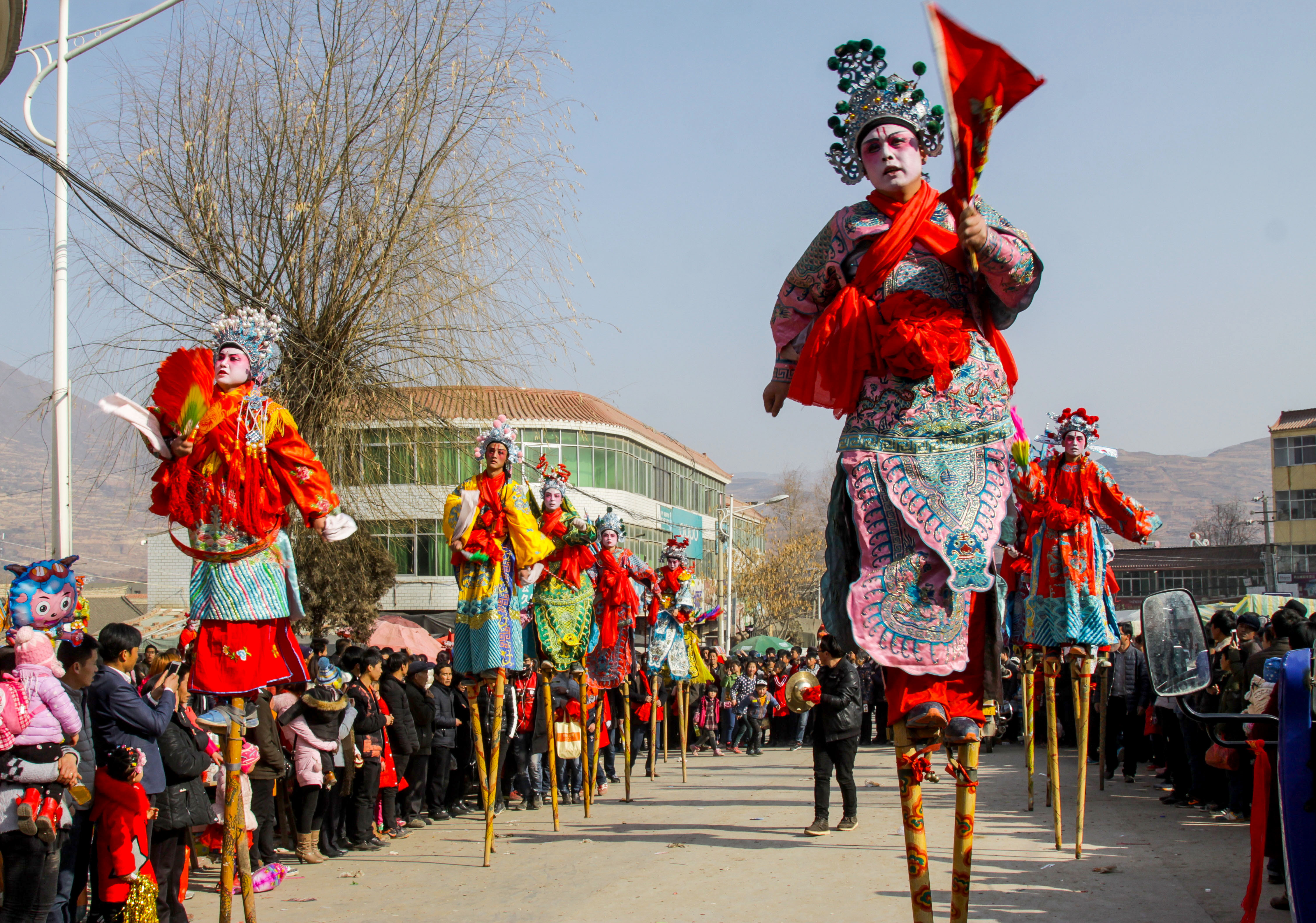 中国传统民俗文化,甘肃武山滩歌长腿人,踩高跷过大年