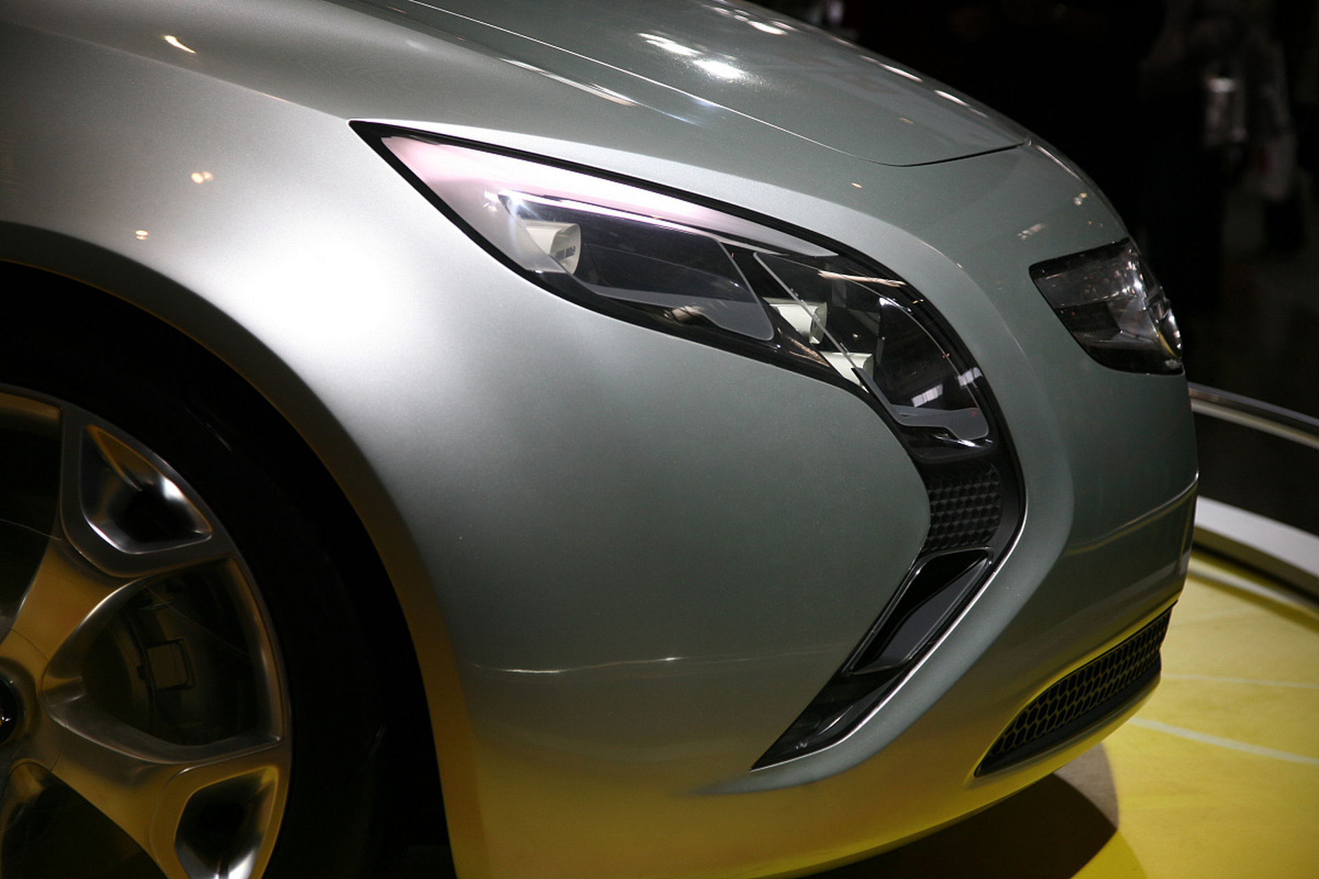 作为一名汽车销售专业人员,我很高兴为您介绍欧宝 crossland x,这是