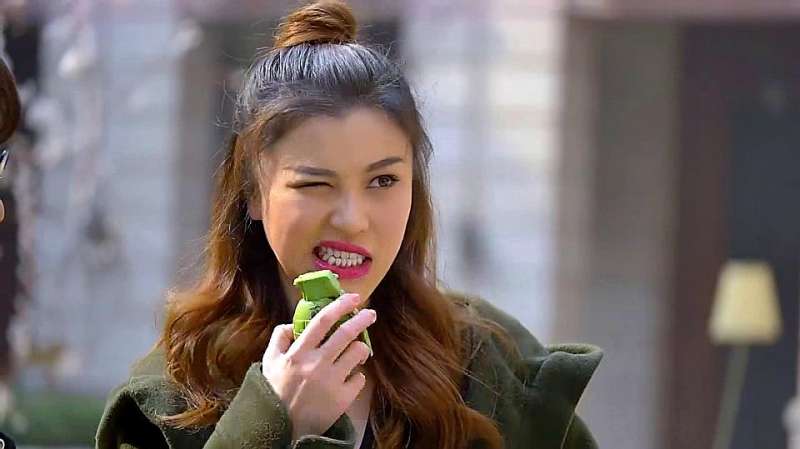 葛天再次回应裤裆藏雷事件节目中怒扔手榴弹