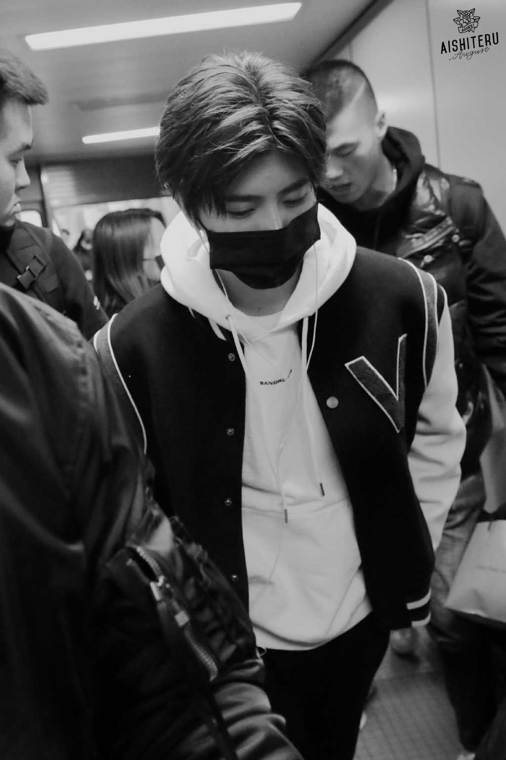 蔡徐坤深夜抵达上海 是运动风的帅气学长呀!