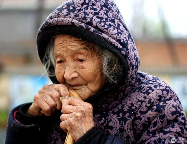 百岁老人喝酒庆生:我祝你们都活到120岁!