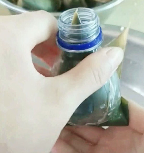 不会包粽子的快学,用矿泉水瓶包粽子,包出来的粽子漂亮又结实