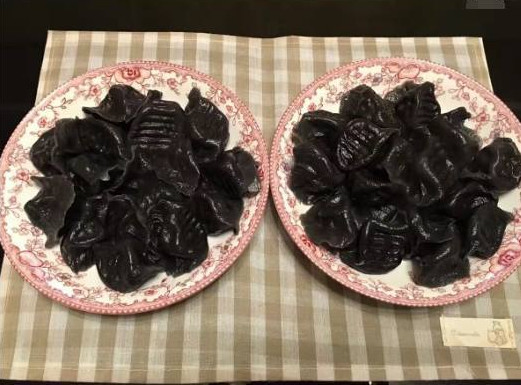 街边出现这种黑饺子,味道鲜美营养丰富,相信很多人是第一次见