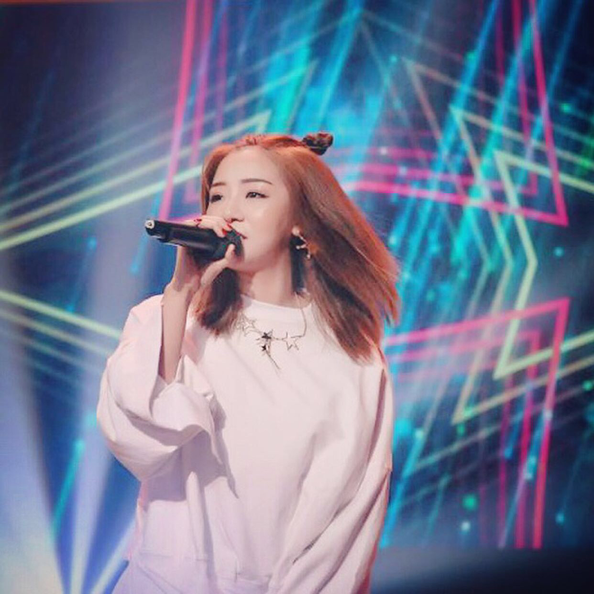 知名歌手胡芳芳深情演绎经典 即使下雨仍旧热情不减