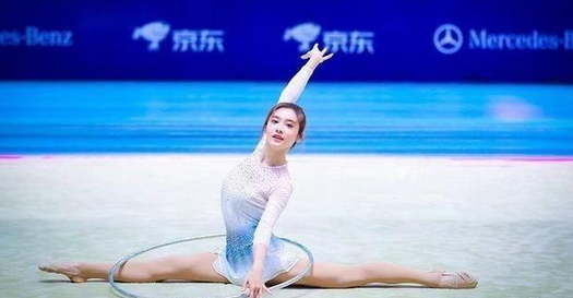 nba女神美娜在"掀衣照"爆红后,再穿裙秀一字马让球迷"兴奋"