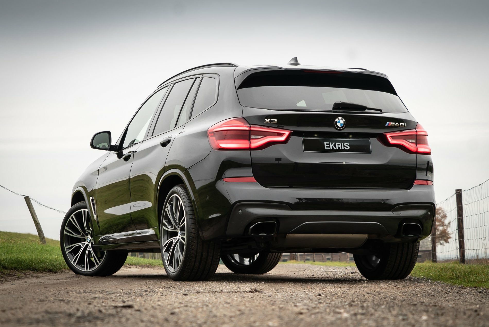 全新宝马 x3 m40i,黑化加大轮毂