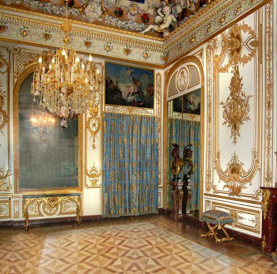 这种非常复古的装饰真的是特别的好看,而且让人想到童话里的皇宫.