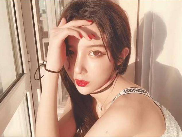 女装大佬艾比迟来的新年福利,一个眼神就沦陷了,这谁顶得住啊!