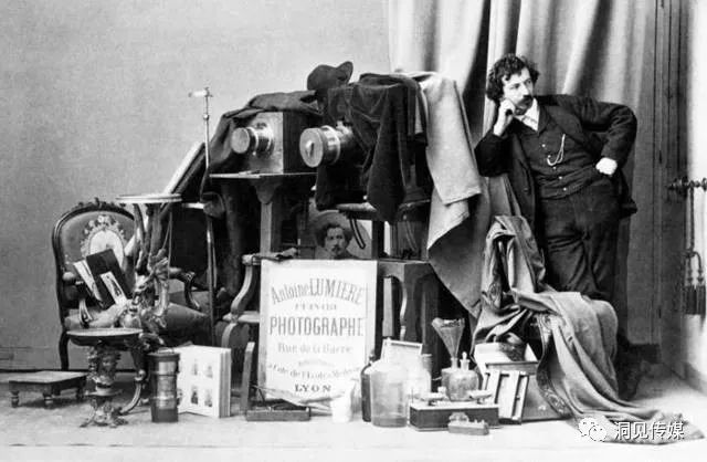 历史上的今天 | 人类历史上第一部电影《工厂大门》首映